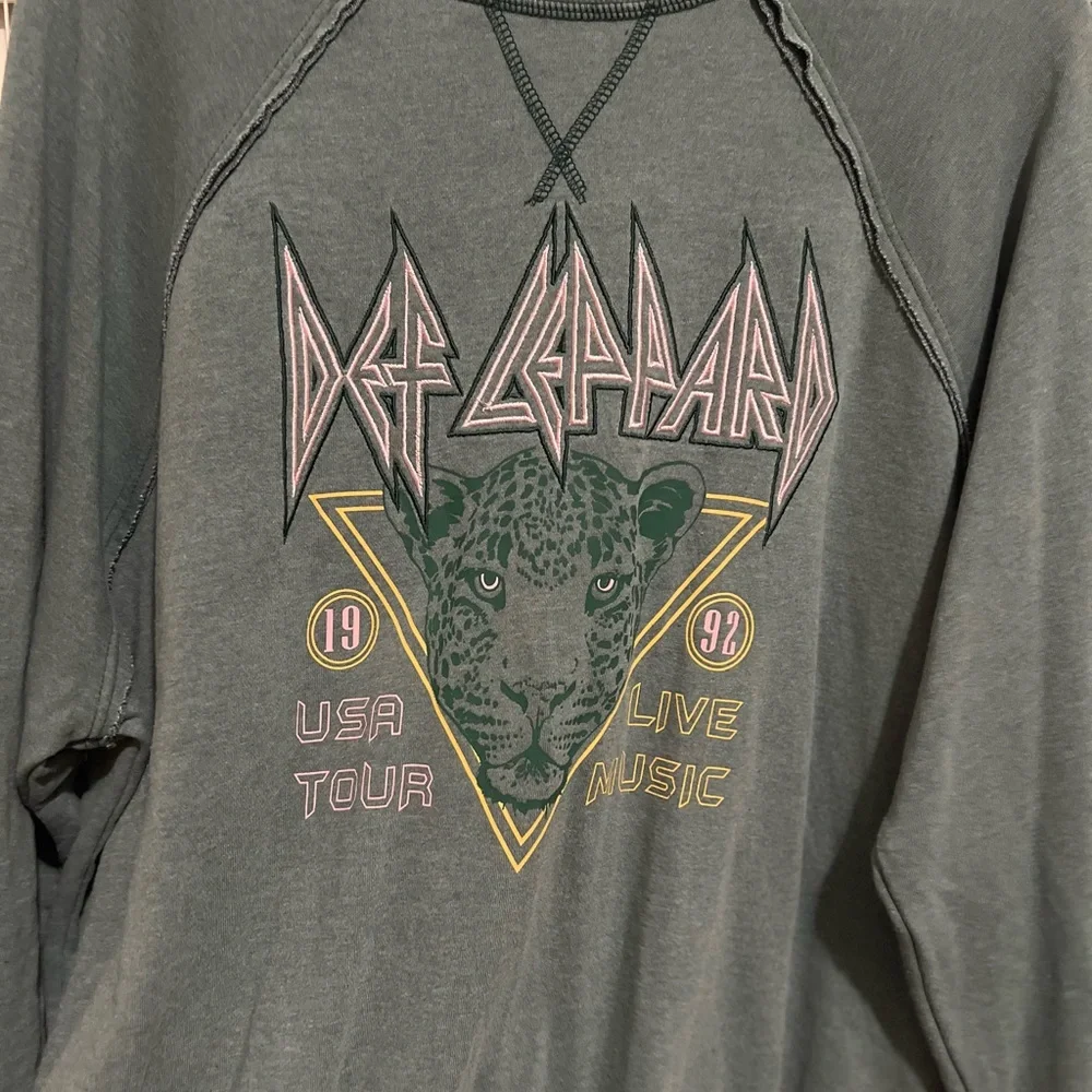 Def Leppard Sweatshirt Embroidered Front 90’s Style Distressed Women’s XL - Picture 3 of 9